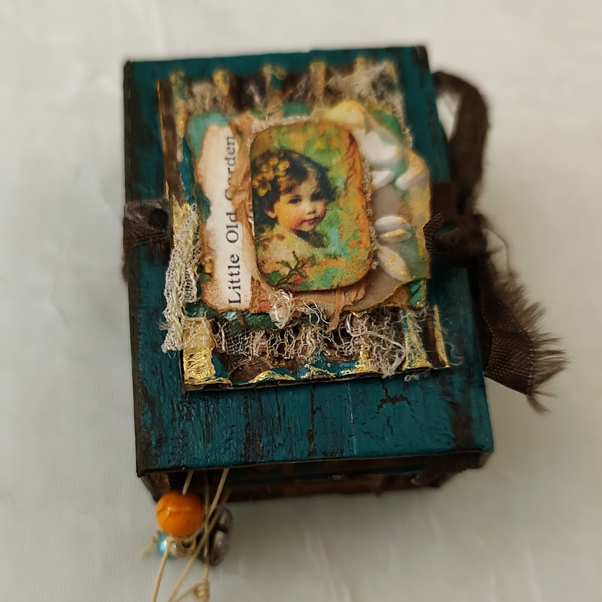 Video - Miniature 'Aviva' Lap Book - Part 3 - Attaching Hidden Spine & Adding Ephemera